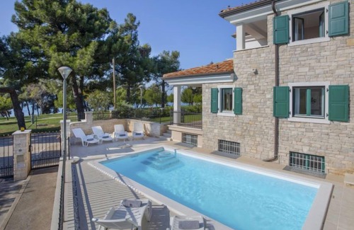 Basanija House | Villa Beach Front by Interhome