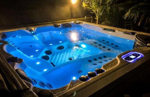 Saint-Fons Villa | VILLA BELLA avec piscine et jacuzzi