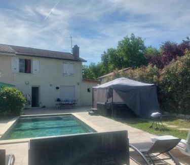 Saint-Fons Villa | VILLA BELLA avec piscine et jacuzzi