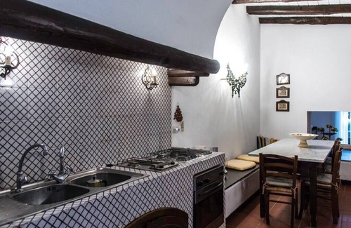 Capri Villa | Villa Bianca, centrally located and surrounded by greenery, 5 minutes from the Piazzetta