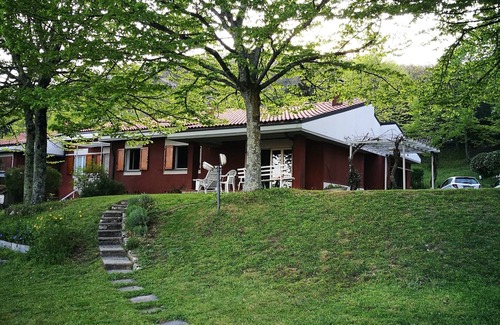 Vaiano House | Villa bifamiliare panoramica in collina con grande giardino