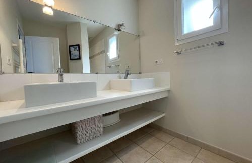 Domino House | Villa bord de mer, 10 pers, 5 chbres, proche plage, jardin privé, Wifi, animaux ok - FR-1-246A-207