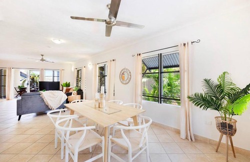 Tatura House | Villa by the Beach in Tatura