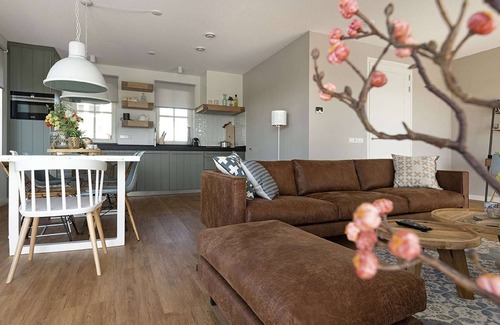 Delfstrahuizen Villa | Villa by Tjeukemeer with Private Jetty