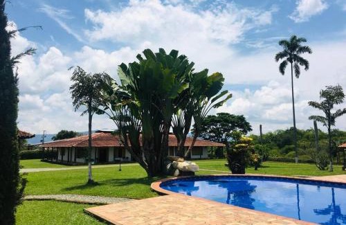 Montenegro Villa | Villa campestre en el Quindío con piscina, bbq, zonas verdes cerca al Parque del Café