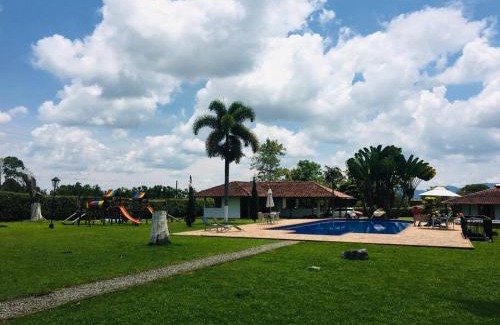 Montenegro Villa | Villa campestre en el Quindío con piscina, bbq, zonas verdes cerca al Parque del Café