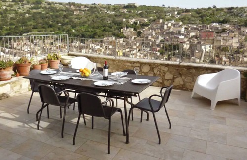 Modica Villa | Villa Carmela located in the historical center next to St. Giorgio and Castle