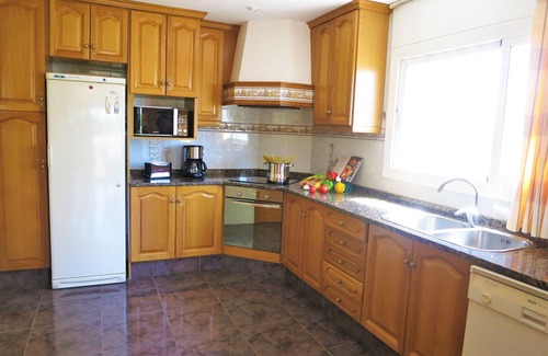 Mataro House | Villa Carolina, pool, BBQ, sea view, parking, WiFi, party room, pool table