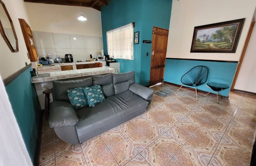 Barrio Pilo House | Villa Chelis - Downtown La Fortuna