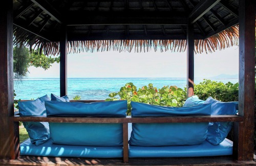 Punaauia Villa | VILLA COCO LAGOON 3-bedroom amazing beach front villa in Punaauia with AC, WiFi.