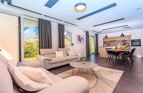Klis Villa | VILLA CVITA is a modern 5-bedroom villa with a Jacuzzi, a Gym and Finnish Sauna, a heated pool, and amazing views