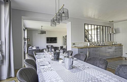 Deauville City Centre Villa | Villa d'exception au coeur de Deauville, Jardin & Cinéma privé
