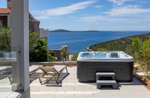 Vinisce Apartment | Villa Danijela with private Jacuzzi and parking