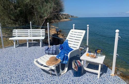Santo Stefano di Camastra Villa | Villa Delfino Blu con accesso diretto al mare dalla scogliera e privacy impagabile.