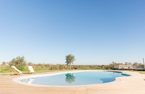 Santa Margarida da Serra Cottage | Villa de Luxo Isolada no Alentejo Rural com Piscina e Jardins Privados