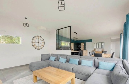 Bruz Villa | Villa de Standing Avec Piscine Chauffée à 7mn de Rennes