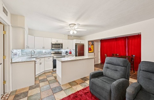 Hutchinson Island South Condo | Villa Del Sol 1 Bed Condo – Private Beach Access, Pool – Retro 1980s Movie Décor