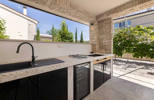 Milohnici Villa | Villa Divina – Coastal Villa with Heated Pool and EV Charging Station