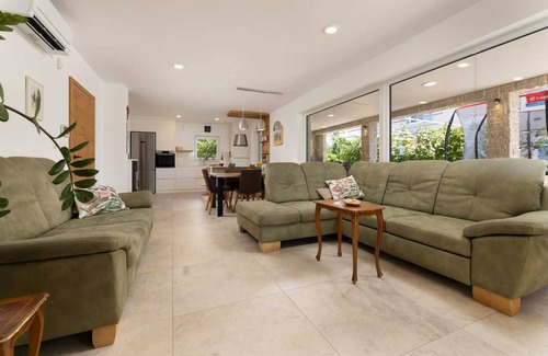 Milohnici Villa | Villa Divina – Coastal Villa with Heated Pool and EV Charging Station