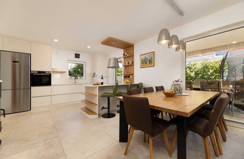 Milohnici Villa | Villa Divina – Coastal Villa with Heated Pool and EV Charging Station