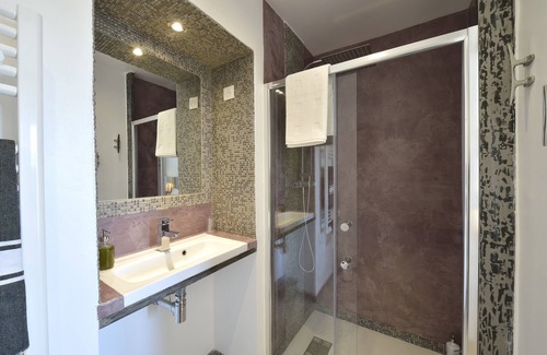 Riou - Petit Juas - Av de Grasse Bed & Breakfast | Villa du roc fleuri