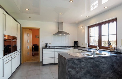 Sankt-Vith House | Villa East Canton with Sauna