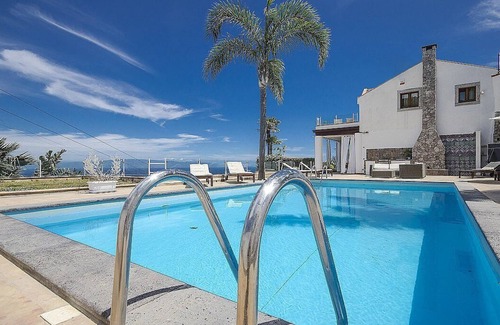 Taormina Villa | Villa Edipo Grande: A bright three-story villa which faces the sun and the sea, with Free WI-FI.