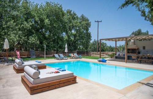 Prines Villa | Villa Ellie - heated pool, playground, garden & BBQ!