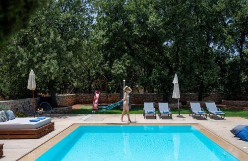 Prines Villa | Villa Ellie - heated pool, playground, garden & BBQ!