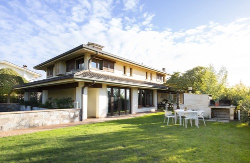 Terranuova Bracciolini Villa | Villa Ema: a contemporary villa and pool near a Tuscan restaurant