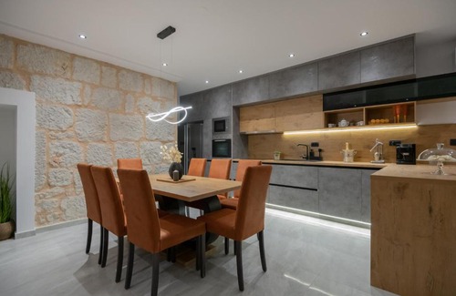 Runovici Apartment | Villa Erwin with heated pool