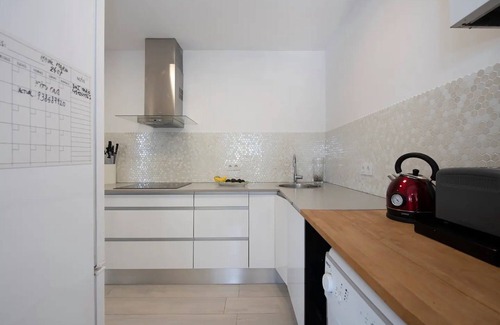 Castelldefels House | Villa 'Ethel' with Mountain View, Wi-Fi and Air Conditioning