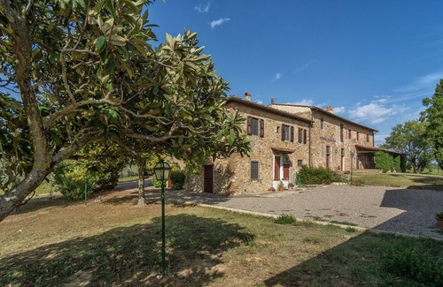 Montelupo Fiorentino Villa | Villa Frantoio with 7 double rooms plus 1 apartment with the 8th double room.
