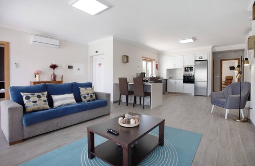 Caldas da Rainha Villa | 'Villa ‘Flor’ with Heated Pool, Whirlpool, Wi-Fi and Air Conditioning