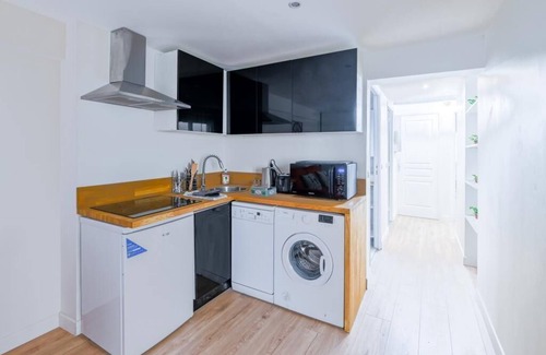 Ternes Apartment | Villa Poncelet - Suite Coco mademoiselle, 2 Bdrs, Champs Elysées, A/C, Prime Loc