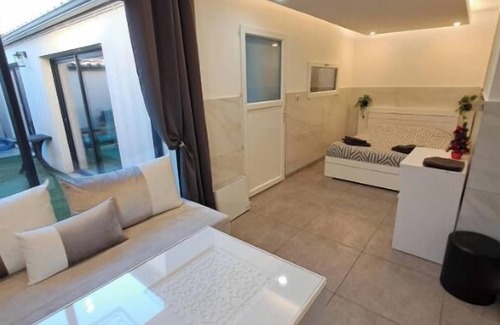 Saint-Paul-Trois-Chateaux House | Villa Saphir, heated indoor pool with Jacuzzi
