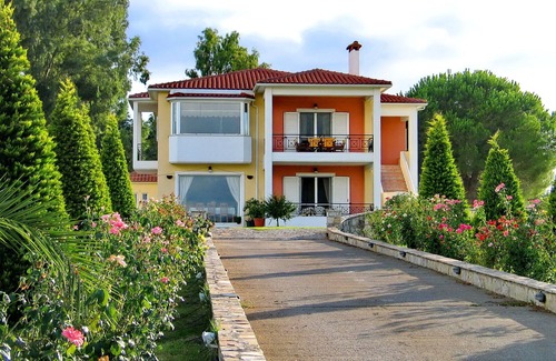 Pyrgos Villa | Villa Giannopoulos - Luxury villa with pool, garden and barbeque facilities