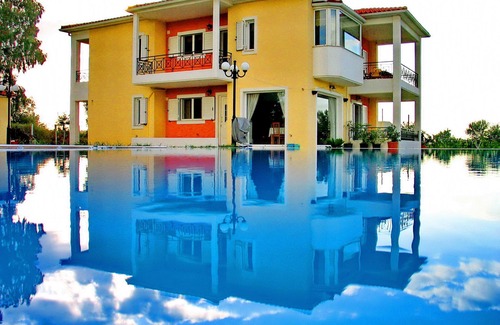 Pyrgos Villa | Villa Giannopoulos - Luxury villa with pool, garden and barbeque facilities