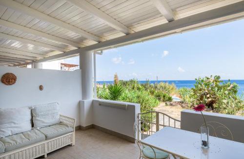 San Vincenzo House | Villa Ginestra sulla spiaggia di Stromboli
