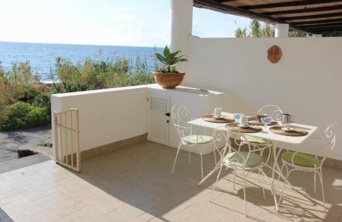 San Vincenzo House | Villa Ginestra sulla spiaggia di Stromboli