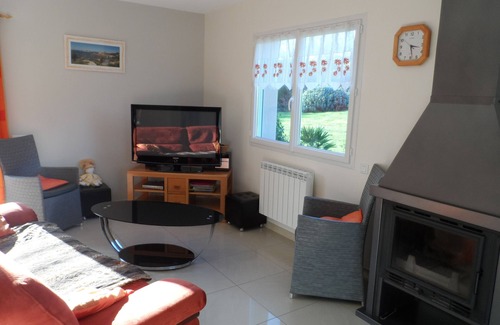 Plougrescant Villa | Villa 'Gite Bord de Mer Jacuzzi' with Private Terrace and Wi-Fi