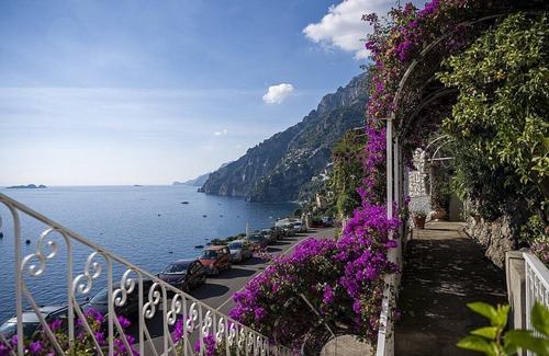 Arienzo Villa | Villa Greta: A characteristic cottage which faces the sun and the sea, with Free WI-FI.