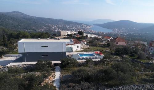 Vinisce Villa | Villa Grey with Heated Pool