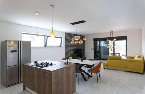 Vinisce Villa | Villa Grey with Heated Pool