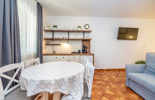 Linardici Apartment | Villa Haya - studio apartment Lavanda with heated pool