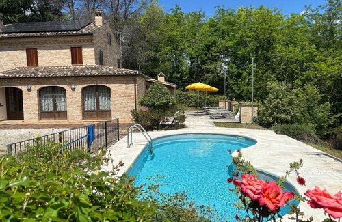 Montegiorgio Villa | Villa in a historic farmhouse with stunning views from the pool