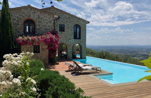 Giugnano Villa | Villa in Case Di Monte with 8 bedrooms sleeps 16