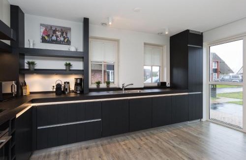 Delfstrahuizen Villa | Villa in Friesland with Sauna and Whirlpool