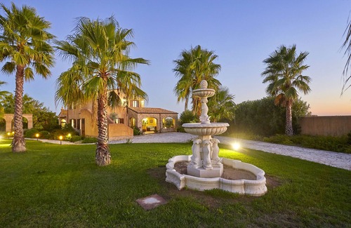 Castelvetrano House | Villa in Selinunte with Pool & Olive Groves