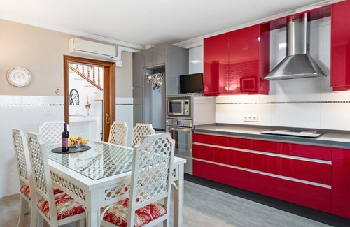 Alhaurin de la Torre Villa | 'Villa Isabella' with Mountain Views, Wi-Fi and Air Conditioning